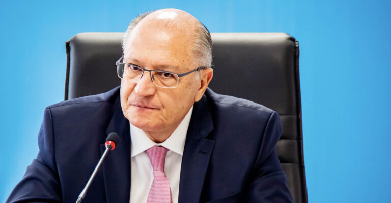 Pane em avião de Alckmin e Tebet na Colômbia impede decolagem da comitiva