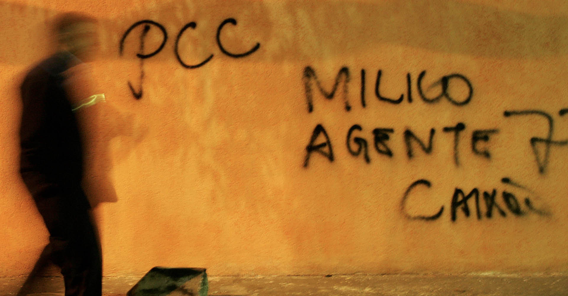 Muro com pichações em relação ao policial civil Marques. Supõe-se que o ato de vandalismo tenha sido produzido pelo PCC, que atacou 3 residências, sendo uma de um policial civil, uma do pai de um coronel da policia militar e uma outra de uma pessoa comum