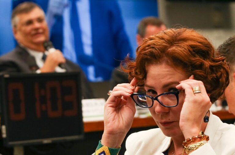 Gabinete paralelo de Moraes perseguiu Carla Zambelli: ‘Ferrar com essa mulher’