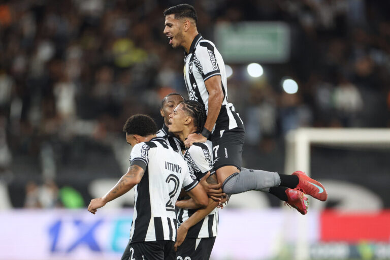 Com boa atuação em casa, Botafogo vence Bragantino pelo Brasileirão