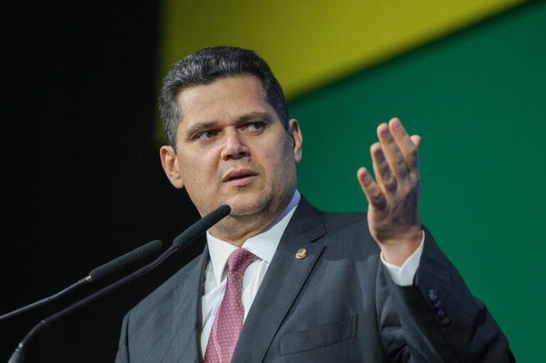 Governo manda cassar rádio ligada a rival de Alcolumbre