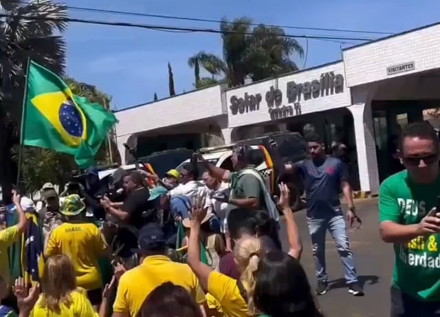 Apoiadores se reúnem em frente a condomínio de Bolsonaro