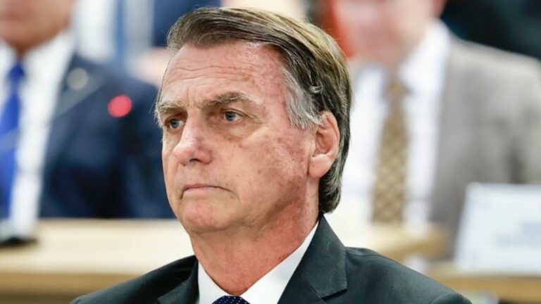 Defesa de Bolsonaro solicita ao STF revogação da prisão domiciliar