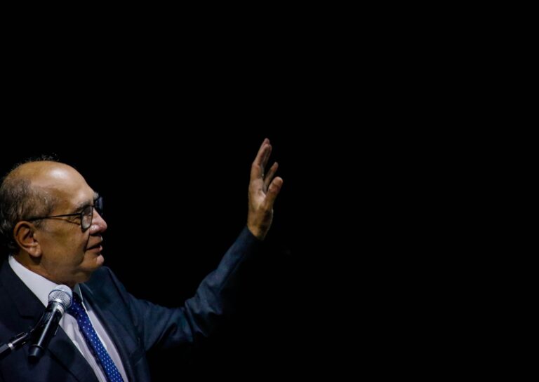 Gilmar Mendes exclui motoristas de app de suspensão de ações