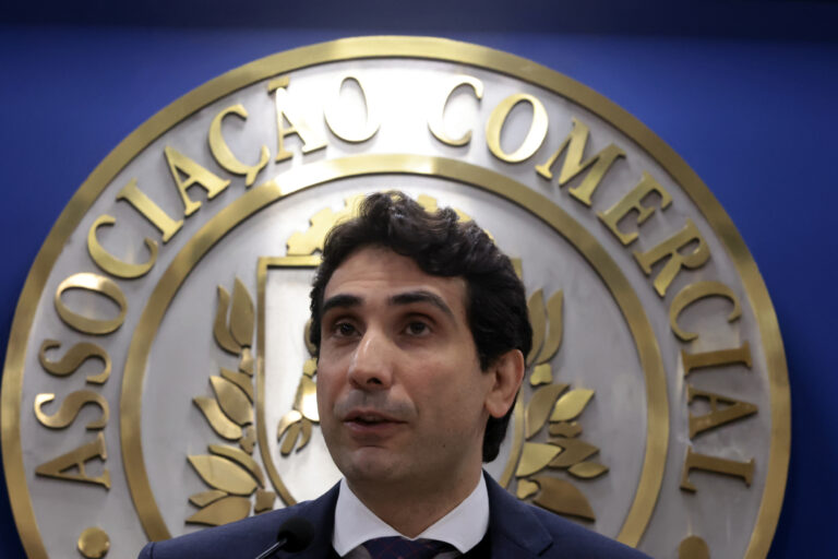 Empresa investigada esteve com representantes do governo