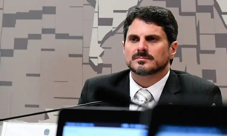 Marcos do Val tem tornozeleira eletrônica revogada