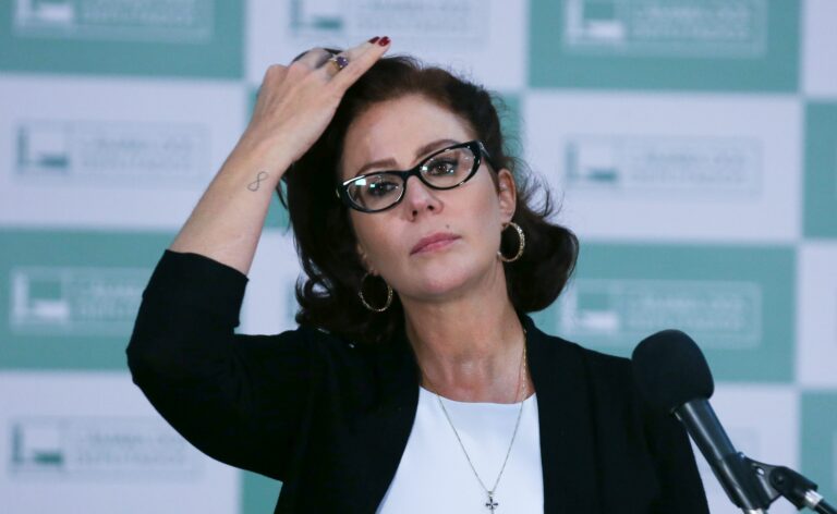 Justiça da Itália define que Carla Zambelli vai seguir presa