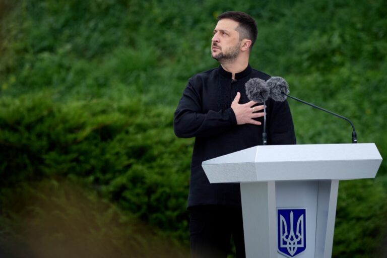 Zelensky celebra independência da Ucrânia e diz que não cederá terras