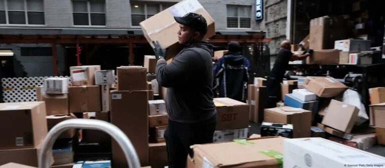EUA: 25 países suspendem envios postais após tarifaço de Trump