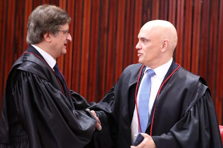 Moraes dá 5 dias para PGR se manifestar sobre Bolsonaro