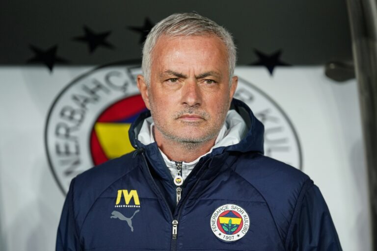 Mourinho é demitido do Fenerbahçe após eliminação na Champions League