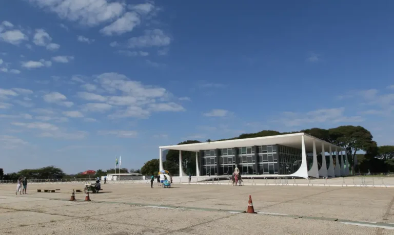 Julgamento de Bolsonaro põe drones na Praça dos Três Poderes