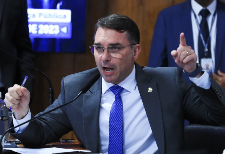 Flávio Bolsonaro volta a rejeitar ‘anistia meia-bomba’
