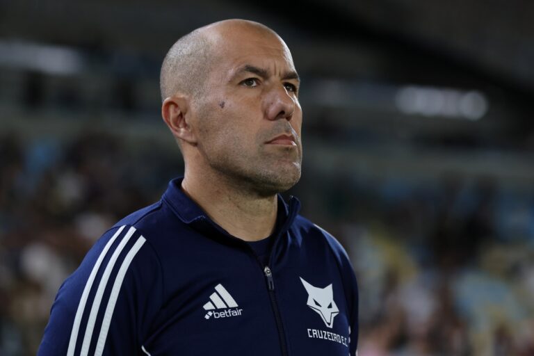 “Ninguém ganha antes”, diz Jardim sobre jogo entre Cruzeiro e Flamengo