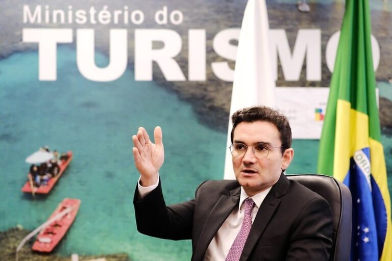 União dá adeus ao governo Lula e exige exoneração de ministro