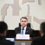 Flávio quer suspender julgamento de Bolsonaro no STF