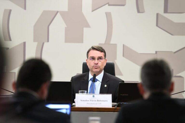 Flávio quer suspender julgamento de Bolsonaro no STF