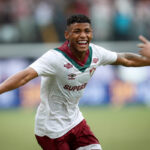 Em jogo com duas expulsões, Fluminense vence Vitória fora de casa
