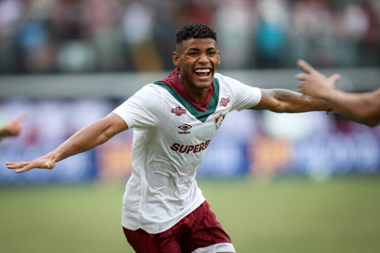 Em jogo com duas expulsões, Fluminense vence Vitória fora de casa