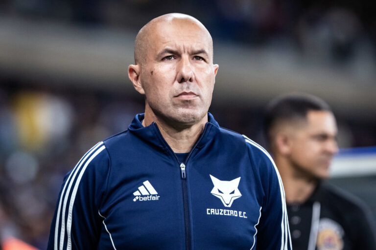 Leonardo Jardim diz que Cruzeiro tem objetivos diferentes após vitória