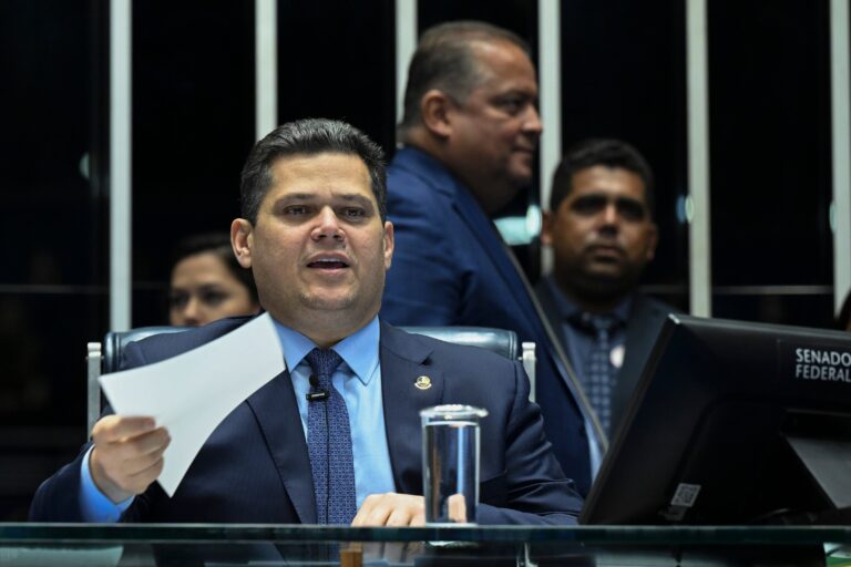 Alcolumbre arquiva PEC das Prerrogativas