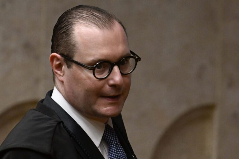 Cristiano Zanin confirma sessões extras para julgar Bolsonaro