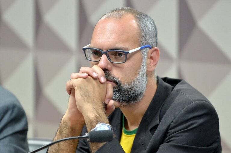 Moraes faz apensamento de investigações