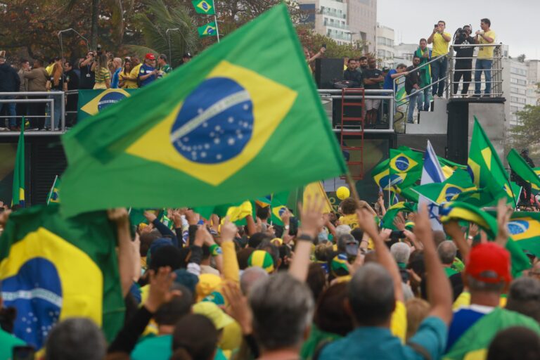 Milhares de brasileiros vão a Copacabana pedir anistia aos presos do 8 de janeiro