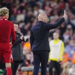 Arne Slot classifica expulsão de atacante do Liverpool como “estúpida”