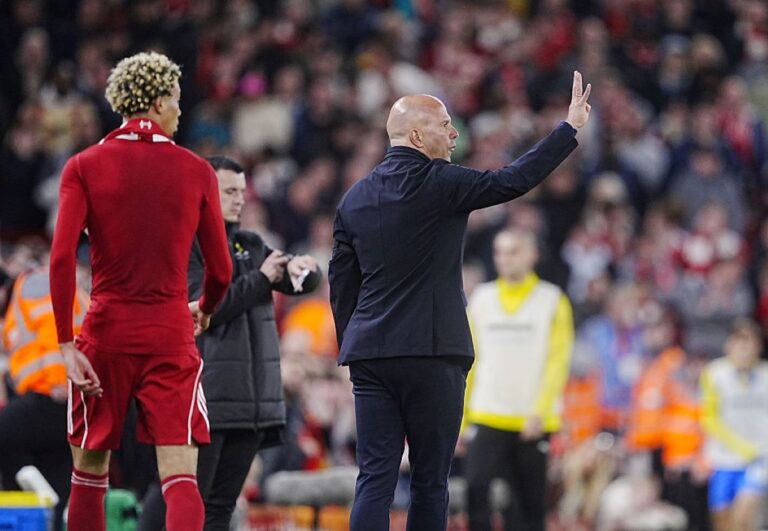 Arne Slot classifica expulsão de atacante do Liverpool como “estúpida”