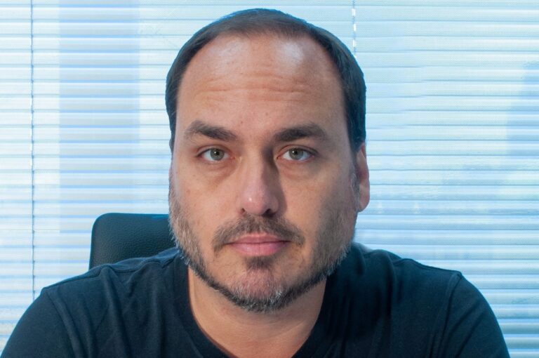 ‘Parabéns, Mauro Cid’, ironiza Carlos Bolsonaro