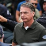 Flávio diz que seu pai vai passar a noite no internado