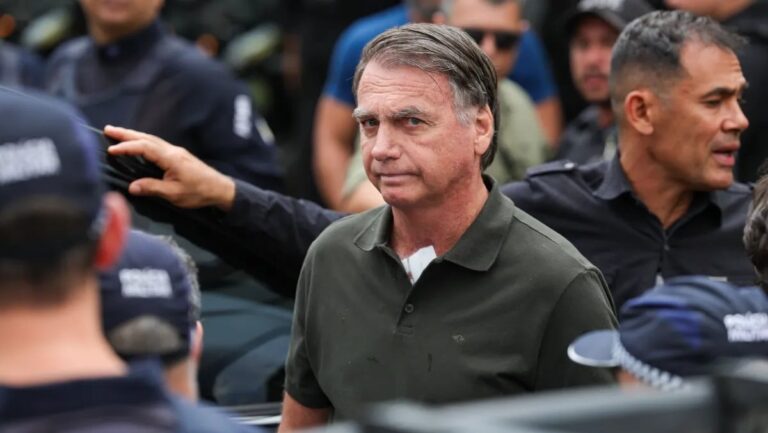 Flávio diz que seu pai vai passar a noite no internado