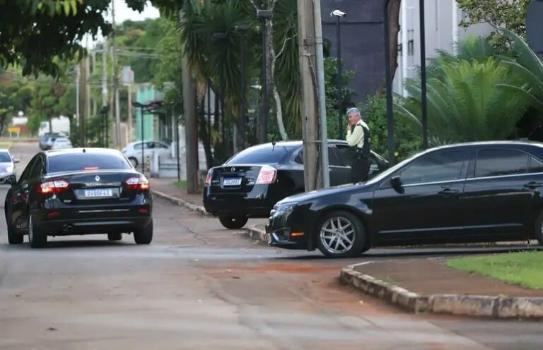 Bolsonaro deixa prisão domiciliar para fazer exames em hospital