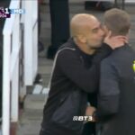 Guardiola é flagrado beijando árbitro na Premier League. Entenda