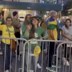 grupo de brasileiros vaia presidente