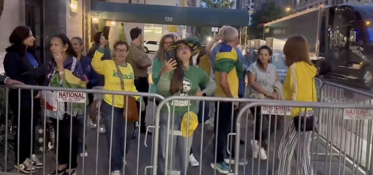 grupo de brasileiros vaia presidente