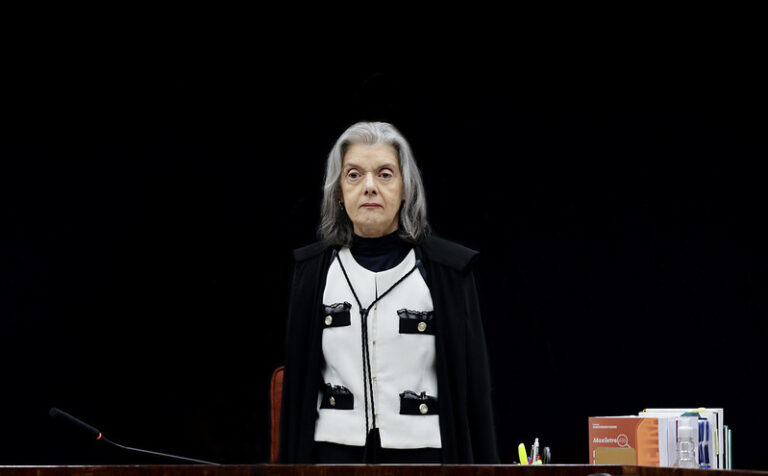 Cármen Lúcia vota no julgamento de Bolsonaro