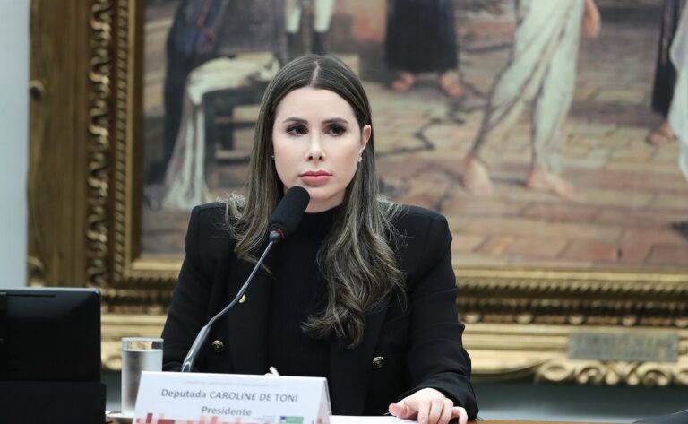De Toni denuncia monopólio de empresa em evento