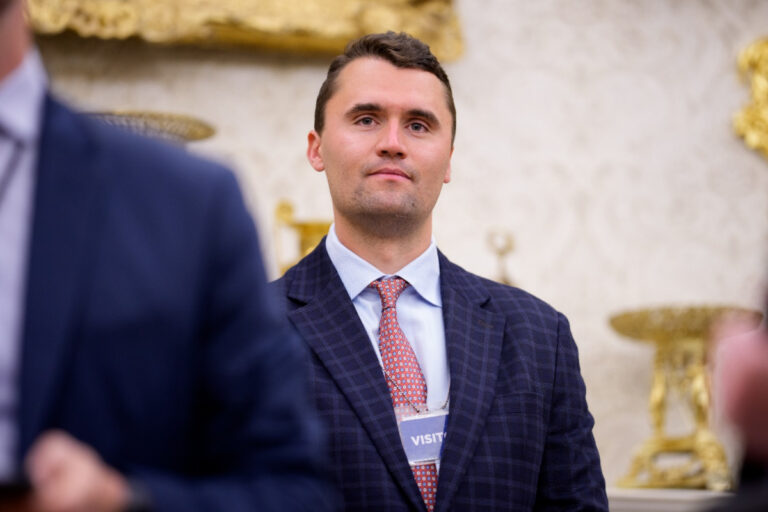 Funeral de Charlie Kirk acontece neste domingo com a presença de Trump