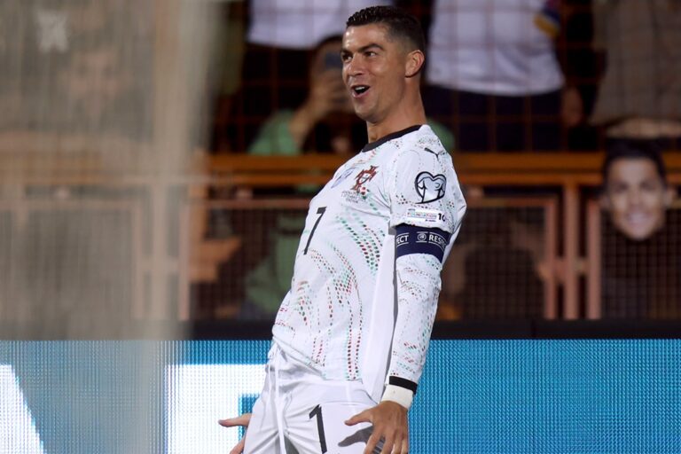 Vídeo: Cristiano Ronaldo faz golaço de longe em vitória de Portugal