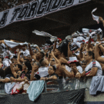 Vídeo: Santa Cruz é recebido com festa da torcida após acesso