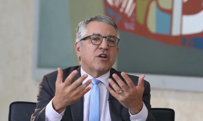 EUA deixam Padilha entrar, mas limitam circulação em Nova York
