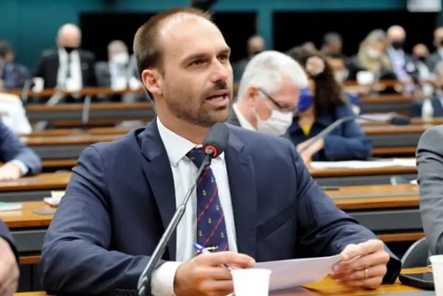 ‘Pressão governista’ fez Motta mudar de opinião sobre Eduardo Bolsonaro na minoria, diz Sanderson