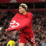 Atacante do Liverpool pode ser punido após expulsão por tirar a camisa