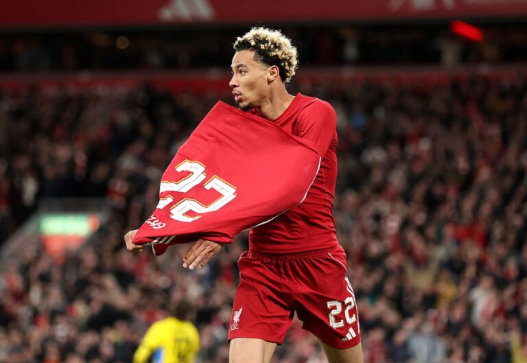 Atacante do Liverpool pode ser punido após expulsão por tirar a camisa