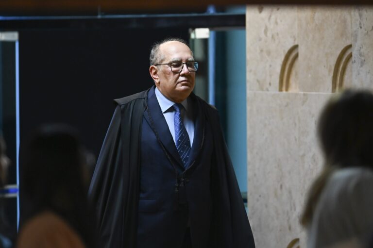 Gilmar Mendes vai ao julgamento de Bolsonaro