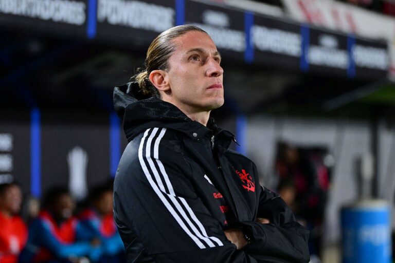 Filipe Luís brinca sobre manchetes e exalta classificação do Flamengo