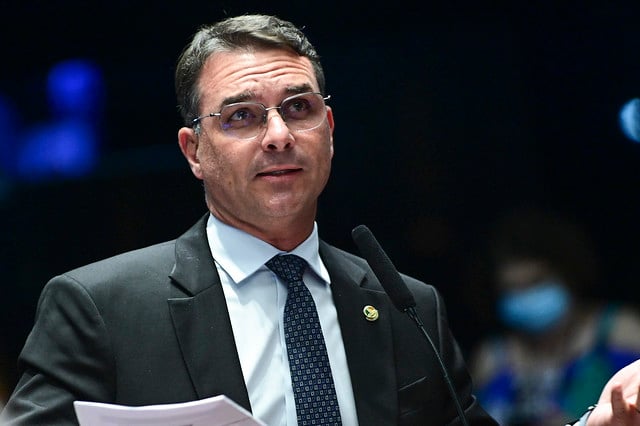 Flávio Bolsonaro lidera intenções de voto para o Senado pelo RJ