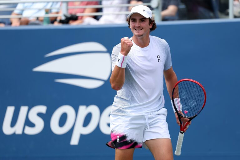 João Fonseca estreia com vitória para o Brasil na Copa Davis